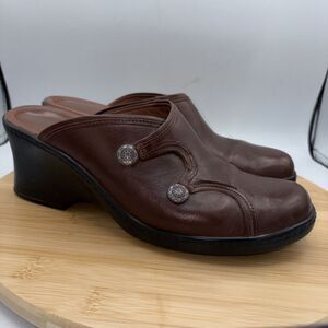 Clarks Brown Leather Mule Comfort Clogs Silver Medallion Accent size 9.5M Brazil